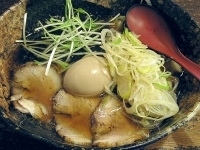 「壱蔵らーめん ネギちゃーしゅー 中太麺（煮玉子トッピング）」@麺 壱蔵の写真