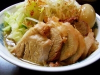 「豚増しらーめん（￥850野菜増し）味玉（￥100）」@らーめん陸の写真