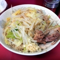 「小汁無し￥600・生卵￥50（ヤサイダブル・魚粉ダブル・ニンニク」@ラーメン二郎 環七一之江店の写真