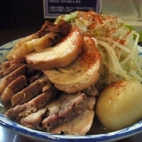 「豚増しらーめん大盛り+豚増し+味付卵（麺硬め、野菜多め）」@らーめん陸の写真