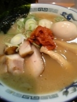 「絶品肉盛らーめん（￥850）+煮たまご（￥100）+パンチ（￥1」@瀧壱の写真