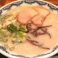 「博多らーめん + 替玉（無料、カタメ） ￥680」@由丸 駿河台店の写真