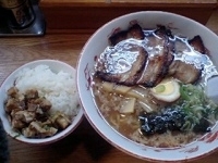 「焼き豚ラーメン（950円）+ねぎチャーシューごはん（100円）」@焼き豚ラーメン 東煌の写真