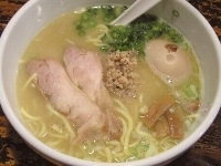 「白鶏らーめん（玉子トッピング）」@鶏の穴の写真