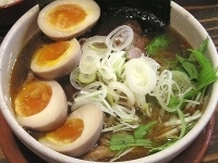 「上生粋正油（ワイン煮玉子トッピング）」@秋刀魚中華そば 生粋の写真