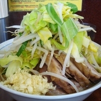 「大ブタ（麺カタメ・ヤサイマシ・ニンニクマシマシ） 900円」@ラーメン二郎 めじろ台法政大学前店の写真