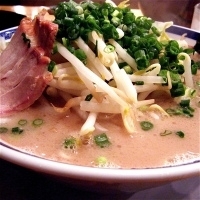 「ラーメン（￥680ハリガネ）赤オニ（￥100）もやし（￥100）」@博多長浜らーめん 田中商店の写真