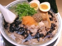 「黒肉そば（半熟煮玉子トッピング）」@源蔵ラーメン 青戸店の写真