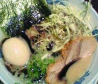 「黒らうめん（750円）+替え玉（130円）+味玉（クーポン）」@三代目 ◯助 MARUSUKEの写真