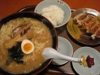 「ラーメン・餃子セット+麺大盛り」@珍珍珍 池袋店の写真