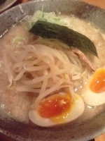 「もやし味付玉子らあ麺+ジャージャー丼+ネギ豚」@らあ麺 やったる 新宿店の写真