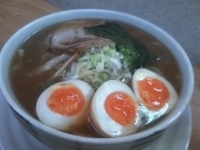 「焦がし醤油らーめん（太麺） 800円 + 大盛り 100円 + 」@つけそば丸永 本店の写真