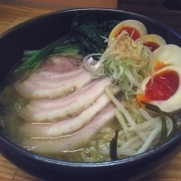 「塩しろ八麺+大盛+味玉+チャーシューご飯（一塩、わさび）」@旬麺しろ八の写真