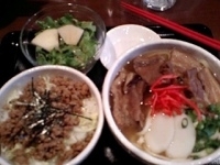 「うるまそば（800円）+ミニそぼろご飯+サラダ（200円）セット」@沖縄そば うるまの写真