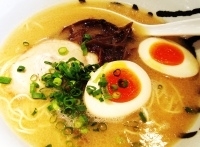 「博多ラーメン（ばりかた）+煮玉子」@然屋 草加店の写真