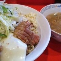「大ブタ玉子入りザルラーメン（ヤサイマシ、ニンニクマシマシ） 10」@ラーメン二郎 府中店の写真