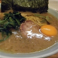 「ラーメン（￥650）生みたて生卵（￥80）」@洞くつ家の写真