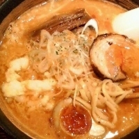 「ガーリックバターとピリ辛みそらあめん+自家製ミニ黒ドライカレー」@らーめん 瞠 恵比寿店の写真