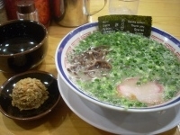 「ねぎラーメン + 赤オニ + 替え玉×2」@博多長浜らーめん 田中商店の写真