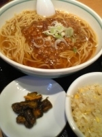 「ジャージャー麺+ミニチャーハン、お新香付き（￥800）」@昭和軒の写真