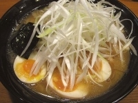 「正油らーめん(ねぎ&玉子トッピング)」@黒碗の写真