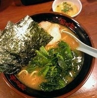 「ラーメン（麺カタメ）+とき玉+レン草多め」@横浜らーめん 笑の家の写真