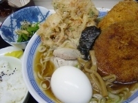 「ランチ定食 550円（コロッケ） + メンチ 130円 + 天ぷ」@三松の写真