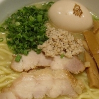 「白湯らーめん 680円 + 味付け卵（My箸サービス）」@鶏の穴の写真