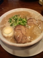 「だるまラーメンもつまんまセット+替え玉」@だるま大使 本店の写真
