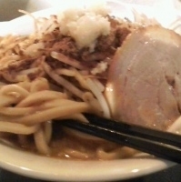 「煮干ラブメンRR+大盛+日替り鉄板飯」@音麺酒家 楽々の写真