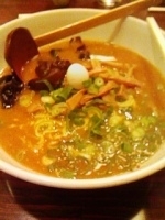 「味噌らーめん1000円（ランチタイムで100円引き）+サービスラ」@古典札幌柳麺 芳蘭の写真