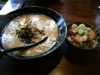 「しょうゆ豚骨600円+炙り肉飯セット180円」@かんな屋の写真