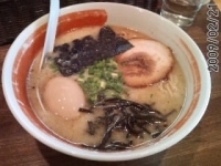 「黒豚らーめん(650円)+半熟煮玉子(100円)」@とんこつらーめん 黒豚の写真