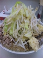 「ラーメン大盛+魚粉+小間チャー（ヤサイマシ/ニンニクマシマシ） 」@ラーメン大 我孫子店の写真