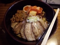 「納豆キムチちゃーしゅー油めん」@辛しやの写真