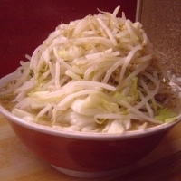 「普通盛 小ラーメン 700円（ヤサイタワー・ニンニク・カラメ）」@ラーメン二郎 品川店の写真