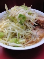 「小ラーメン豚5枚（野菜+にんにく）」@ラーメン二郎 環七一之江店の写真