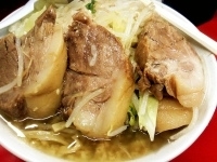 「◎豚入り小らーめん（野菜・ニンニク・玉ネギ・魚粉増し）￥880」@らーめん豚喜の写真