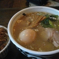 「しお玉子入り 700円+とくやのごはん 100円」@らぅめん とくやの写真