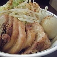 「豚増しらーめん（麺少なめ 野菜増し ￥800）味玉（￥100）」@らーめん陸の写真