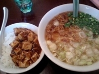 「紫禁城ラーメンと日替わり丼（ミニ麻婆丼）500円」@紫禁城の写真