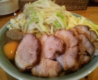 「えぼし麺 豚 魚粉 チーズ 生玉子 ヤサイ ニンニク」@えぼし麺 菜良の写真
