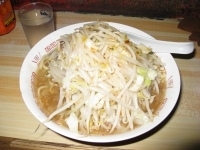「小豚 野菜ダブル ニンニク カラメ」@ラーメン二郎 品川店の写真