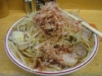 「小豚（鰹節・野菜・ニンニク・アブラ）800円」@ラーメン二郎 環七新代田店の写真