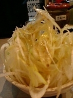 「ネギつけ大盛り+ビール（アテ付き）」@つけめん102 大宮店の写真