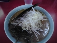 「ラーメン中盛り650円+ネギ100円+ライス100円」@矢口家 本店の写真