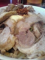 「特製まぜそば大盛+大豚増」@ジャンクガレッジ 東大宮店の写真