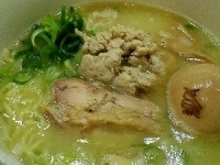 「マル得セット（白鶏ラーメン+特製味玉子+鶏そぼろ丼）」@鶏の穴の写真