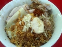 「特製まぜそば大（ニンニク+チーズ）1,050円+小豚150円+チ」@ジャンクガレッジ 東大宮店の写真