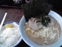 「ラーメン中盛り（硬め）750円+ライス100円」@寿々㐂家の写真